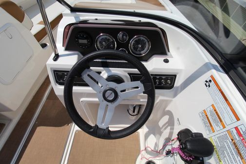 Bayliner DX2000 image