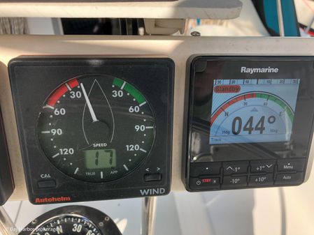 Catalina 320 image