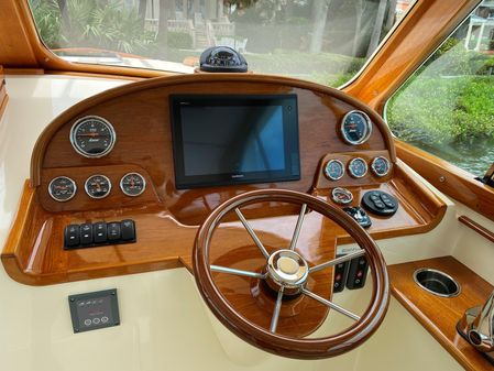 Hinckley Picnic Boat 34 MKII image