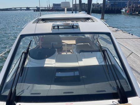 Sea Ray Sundancer 350 Coupe image