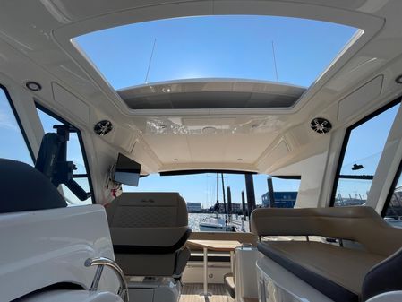 Sea Ray Sundancer 350 Coupe image