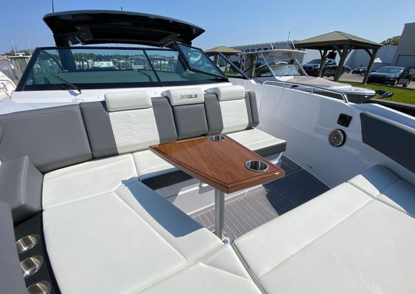 Cruisers-yachts 38-GLS-OB image