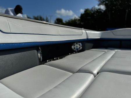 Formula 350 FX Crossover Bowrider image