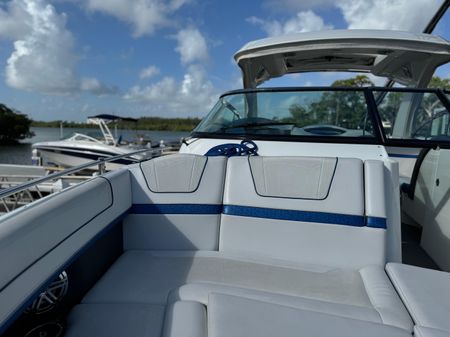 Formula 350 FX Crossover Bowrider image