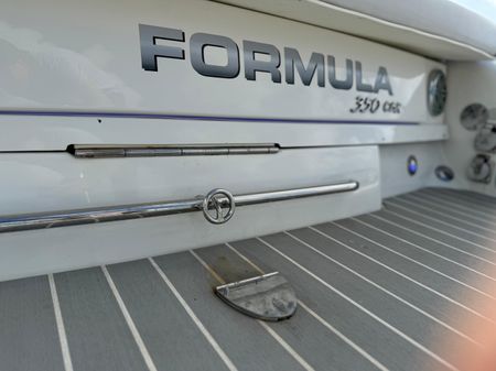 Formula 350 FX Crossover Bowrider image