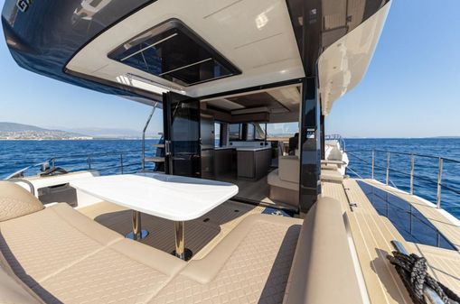 Galeon 560 Fly image