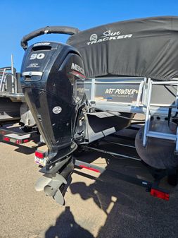 Tracker PONTOON-BOAT image