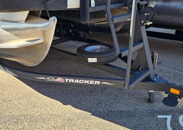 Tracker PONTOON-BOAT image