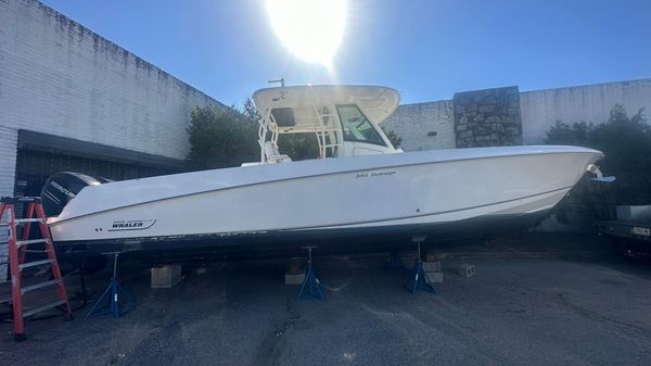 Boston Whaler 350 Outrage