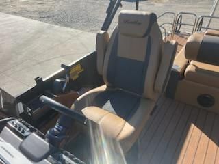 Bentley-pontoons 223-ELITE-SWINGBACK-DUAL-CAPTAIN image