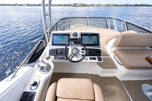 Sea Ray L590 Fly image