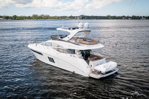 Sea Ray L590 Fly image