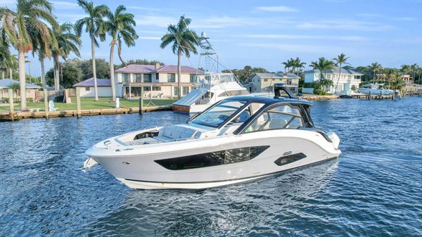 Sea Ray 370 Sundancer Outboard