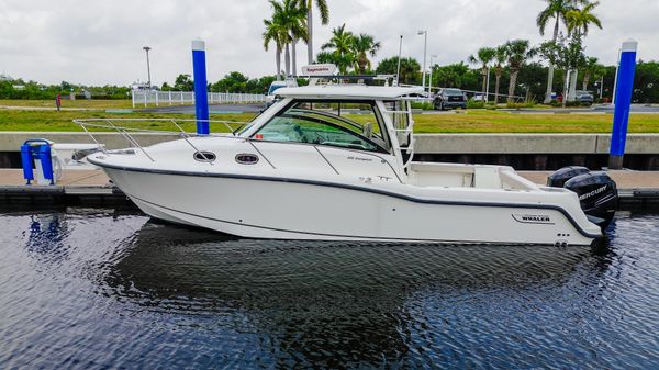 Boston Whaler 315 Conquest image