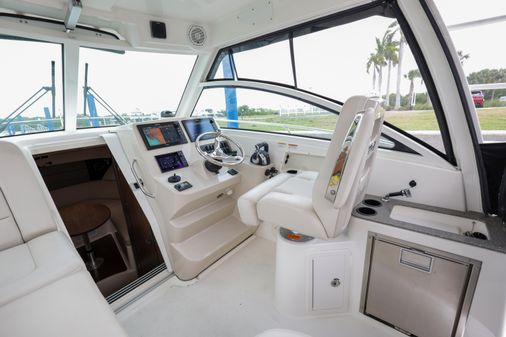 Boston Whaler 315 Conquest image