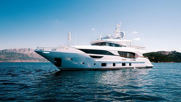 Benetti Delfino 95'