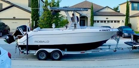 Robalo R222 Center Console 