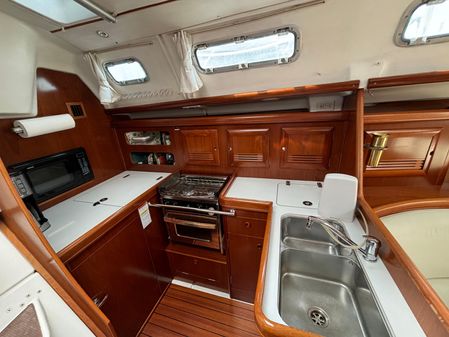 Beneteau 393 image