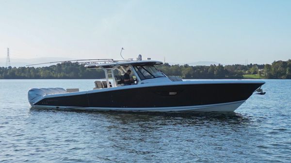 Pursuit S 428 Sport