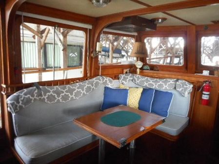 Universal Marine Tri Cabin image