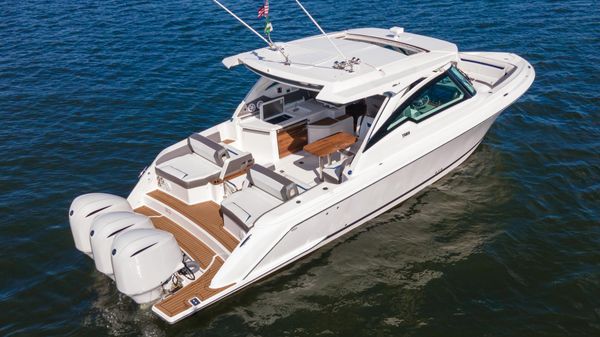 Tiara Yachts 38 LX 