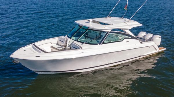 Tiara Yachts 38 LX