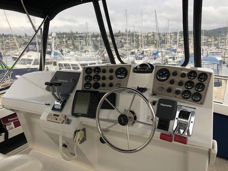 Carver 404-COCKPIT-MOTOR-YACHT image