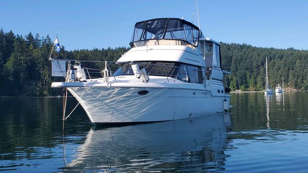 Carver 404 Cockpit Motor Yacht 