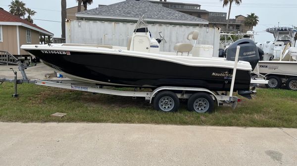 NauticStar 211 Coastal Hybrid