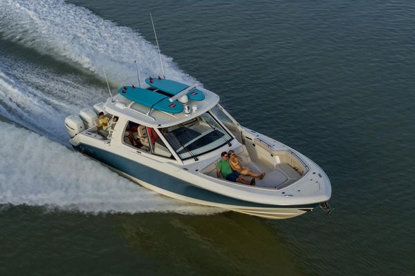 Boston Whaler 380 Realm - main image