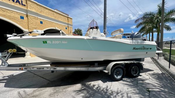 NauticStar 211 Angler