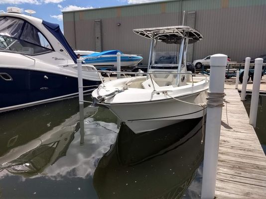 Boston Whaler 220 Outrage - main image