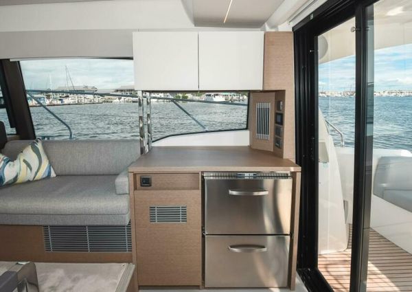 Prestige 420 Flybridge image