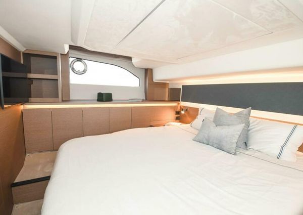 Prestige 420 Flybridge image