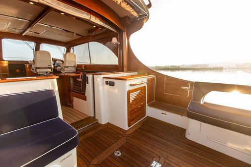 Hinckley Talaria 43 image