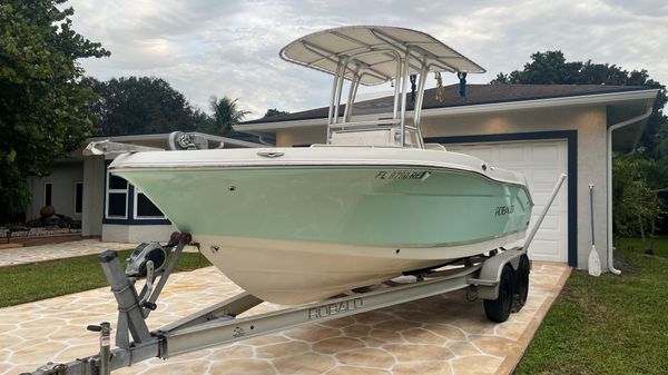 Robalo R200 Center Console 