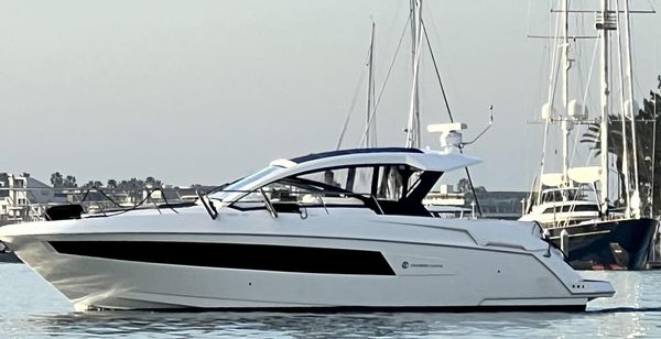 Cruisers Yachts 390 Express Coupe image