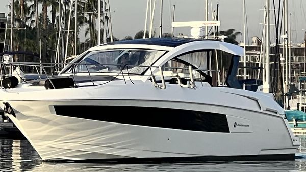 Cruisers Yachts 390 Express Coupe 