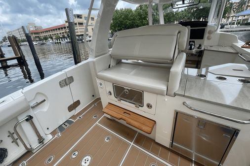 Boston Whaler 350 Realm image