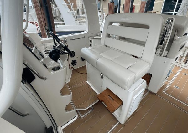 Boston Whaler 350 Realm image