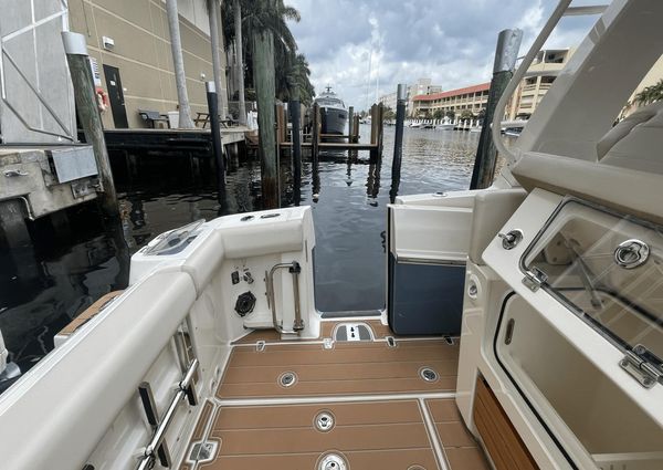 Boston Whaler 350 Realm image