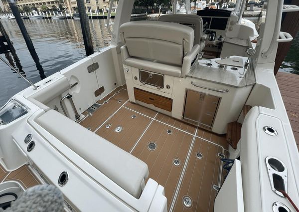 Boston Whaler 350 Realm image