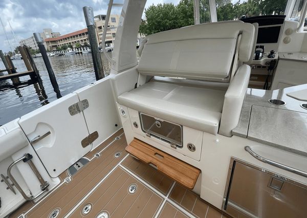 Boston Whaler 350 Realm image