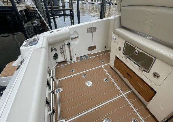 Boston Whaler 350 Realm image