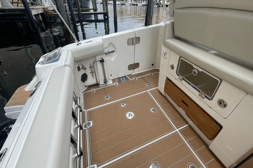 Boston Whaler 350 Realm image