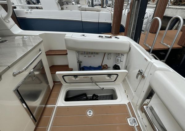 Boston Whaler 350 Realm image