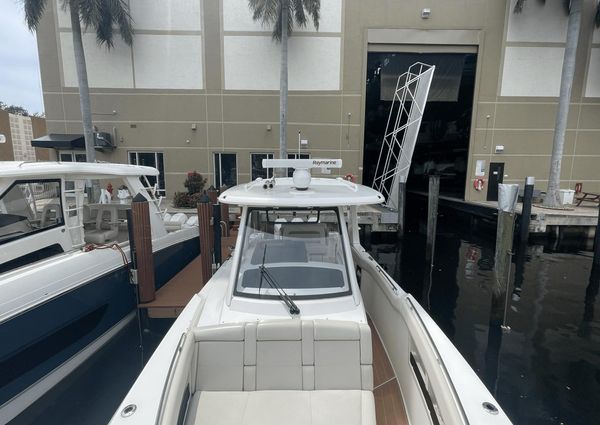 Boston Whaler 350 Realm image