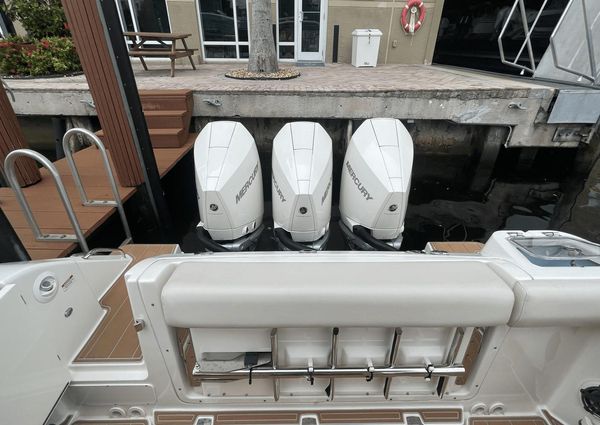 Boston Whaler 350 Realm image