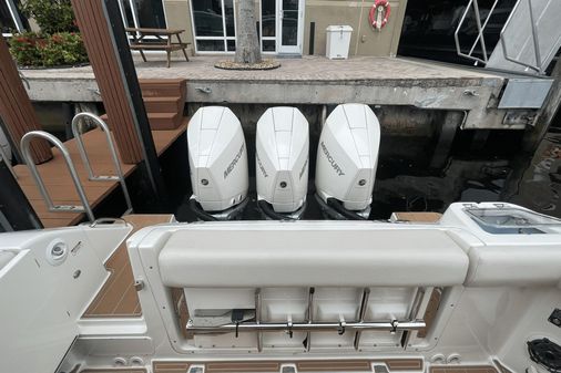 Boston Whaler 350 Realm image