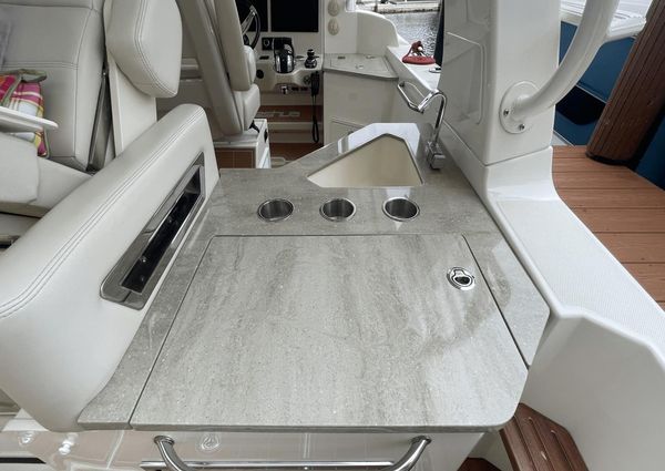 Boston Whaler 350 Realm image